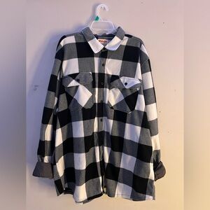 Wrangler Black and White Plaid Flannel sweatshirt